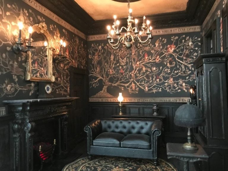 Dark Academia Bedroom Aesthetic: The Trend You Need to Try - Homilo