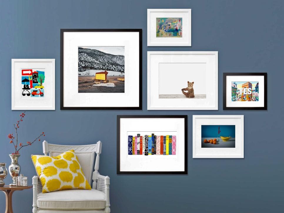 Hanging picture arrangement that stands out