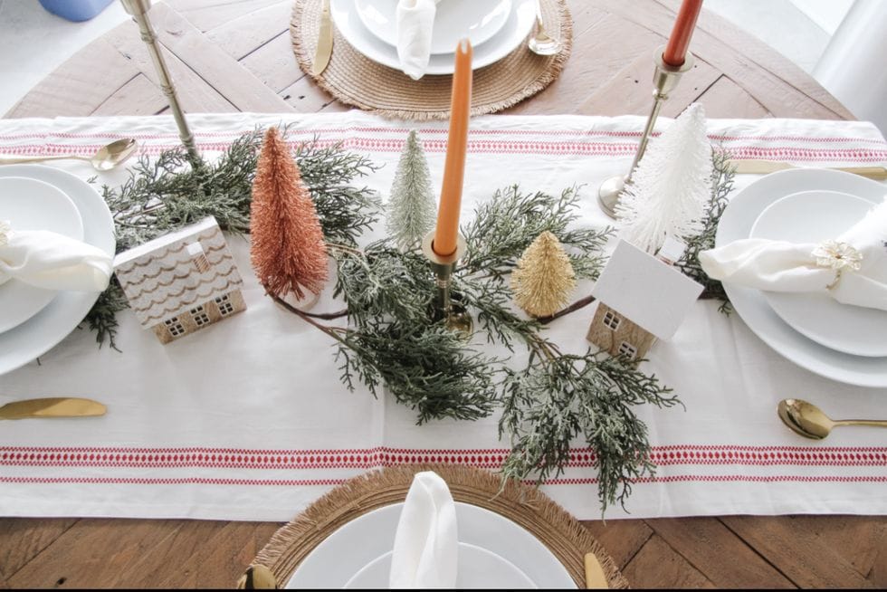 Simple Christmas decoration ideas for dining table