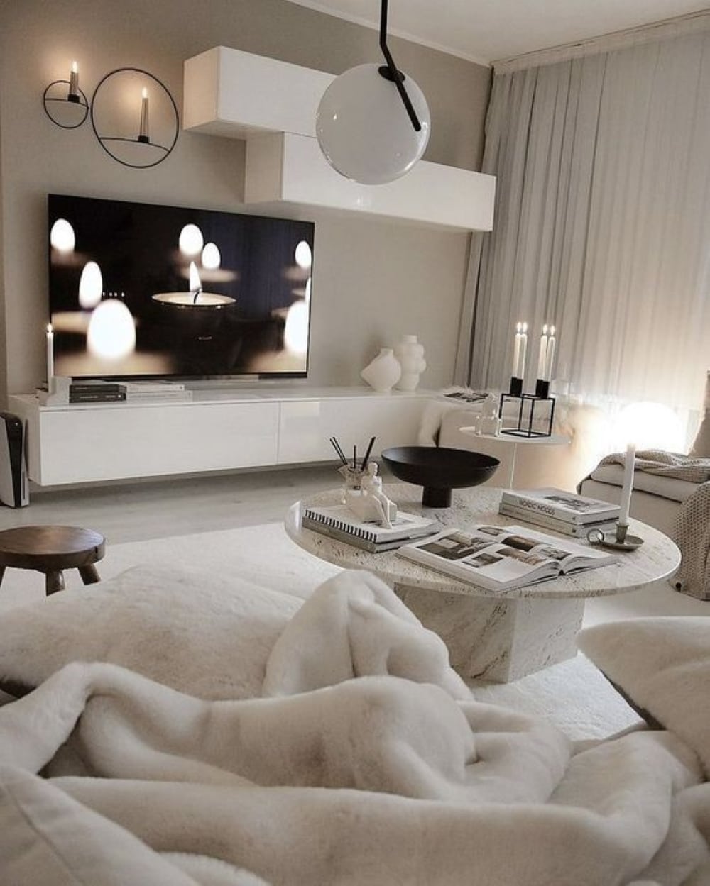 White and cozy living room ideas with a lot of texture